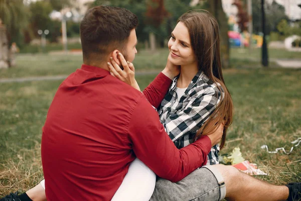 Beau couple passer du temps dans un parc d'été — Photo