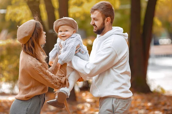 Gezin met dochtertje in een herfstpark — Stockfoto