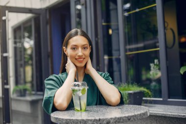 Moda kızı bir yaz şehrinde duruyor