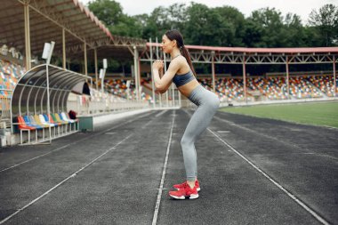 Stadyumda sporcu kız eğitimi.