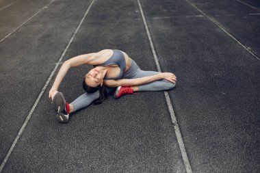 Stadyumda sporcu kız eğitimi.