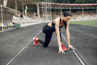 Stadyumda sporcu kız eğitimi.