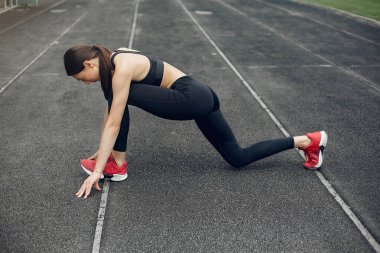 Stadyumda sporcu kız eğitimi.