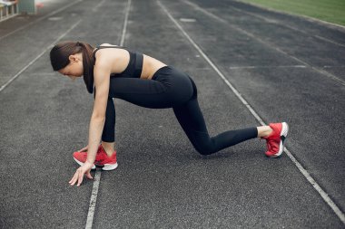 Stadyumda sporcu kız eğitimi.