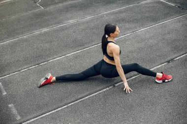 Stadyumda sporcu kız eğitimi.