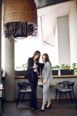 Bir kafede çalışan iki iş kadını.