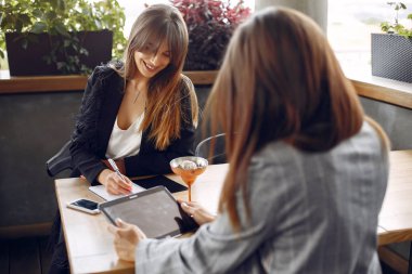 Bir kafede çalışan iki iş kadını.