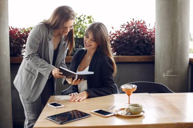 Bir kafede çalışan iki iş kadını.