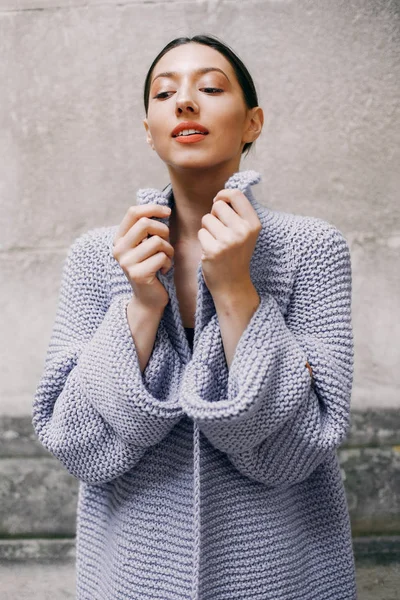 Fashion girl standing in a autmncity — Stock Photo, Image