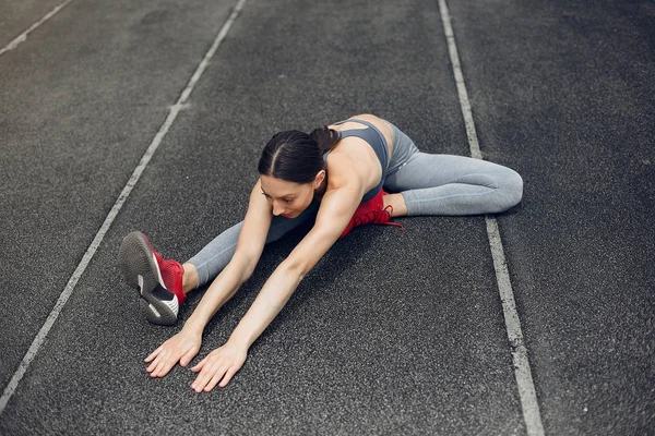 Chica deportiva entrenando en el estadio —  Fotos de Stock