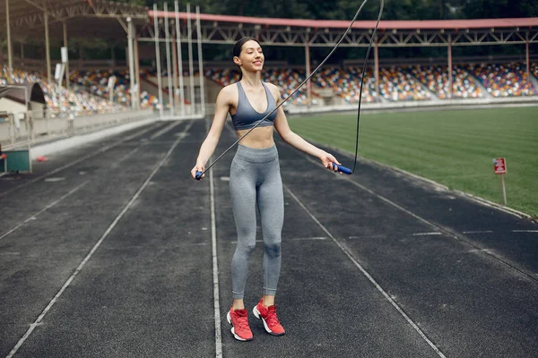 Chica deportiva entrenando en el estadio — Foto de Stock