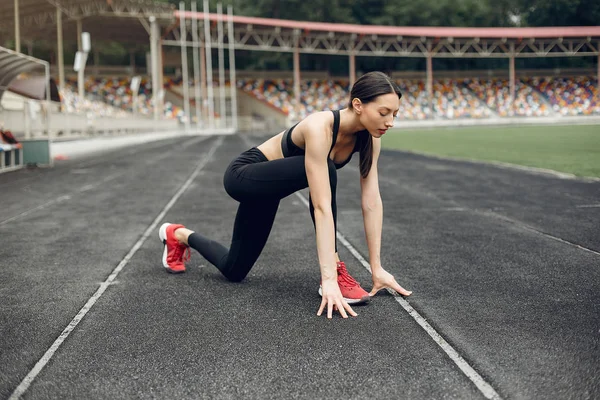 Chica deportiva entrenando en el estadio — Foto de Stock