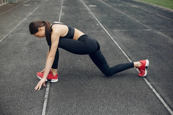 Stadyumda sporcu kız eğitimi.