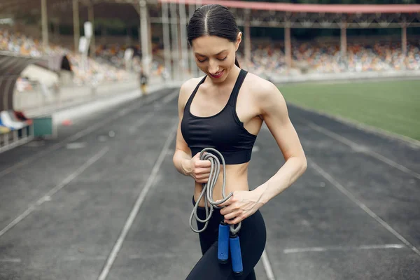 Chica deportiva entrenando en el estadio — Foto de Stock