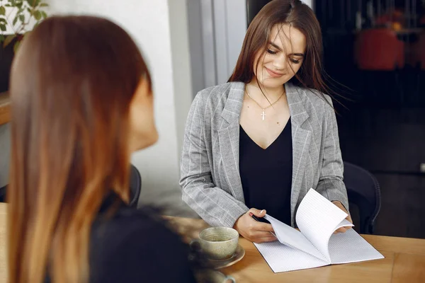 Dos empresarias trabajando en un café — Foto de Stock