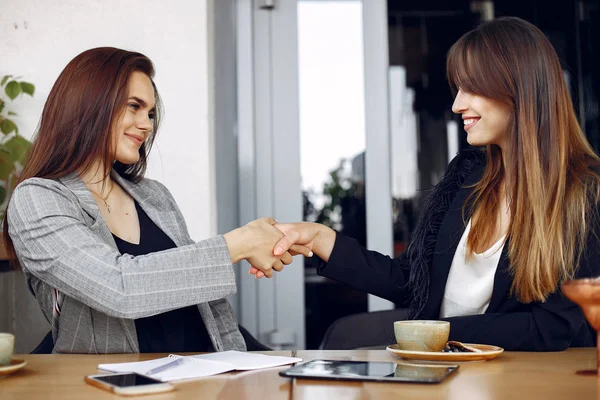 Dos empresarias trabajando en un café — Foto de Stock