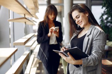 Bir kafede çalışan iki iş kadını.