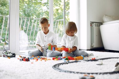 Çocuklar oyun odasında lego oynuyorlar.