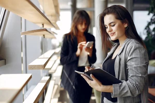 Dos empresarias trabajando en un café — Foto de Stock