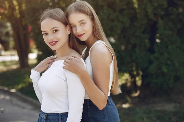 Dos chicas elegantes y elegantes en un parque de primavera — Foto de Stock