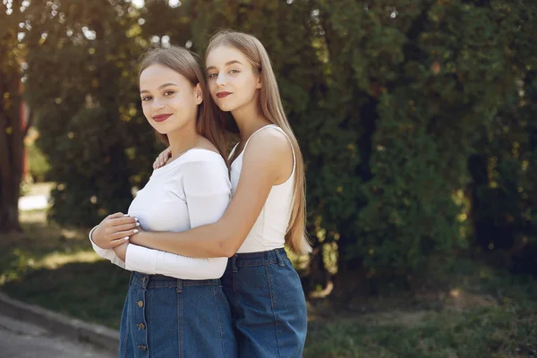 Dwie eleganckie i stylowe dziewczyny w wiosennym parku — Zdjęcie stockowe