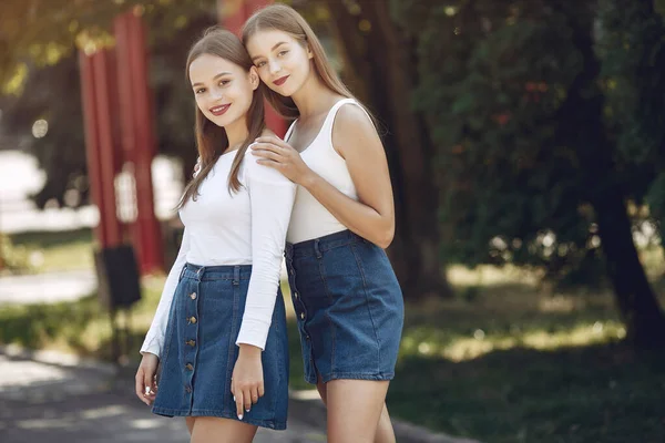 Dos chicas elegantes y elegantes en un parque de primavera — Foto de Stock