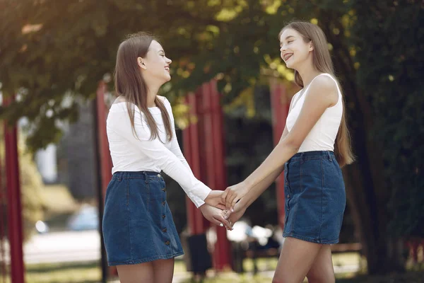 春天公园里的两个优雅而时尚的女孩 — 图库照片