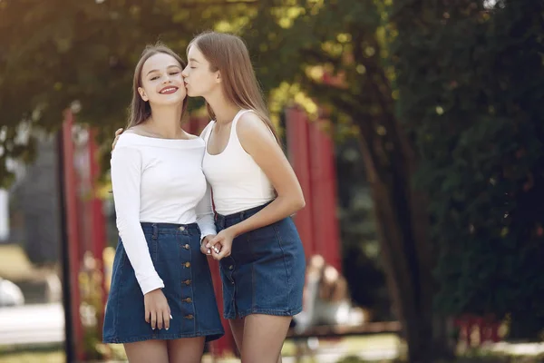 Twee elegante en stijlvolle meisjes in een lentepark — Stockfoto