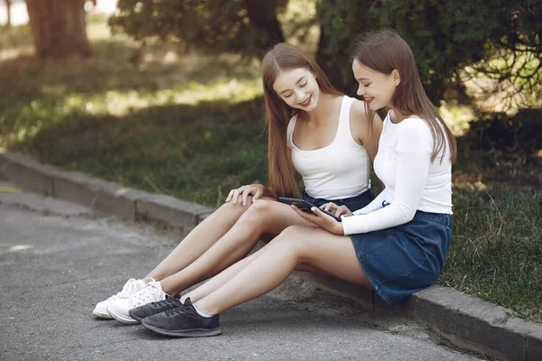 Dua gadis elegan dan bergaya di taman musim semi — Stok Foto