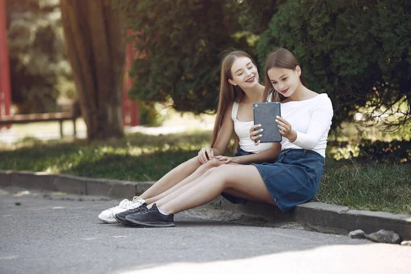 Zwei elegante und stilvolle Mädchen in einem Frühlingspark — Stockfoto