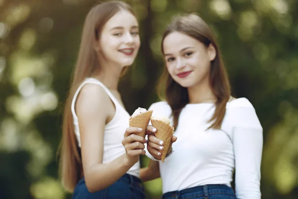 Two elegant and stylish girls in a spring park — Stock Photo, Image