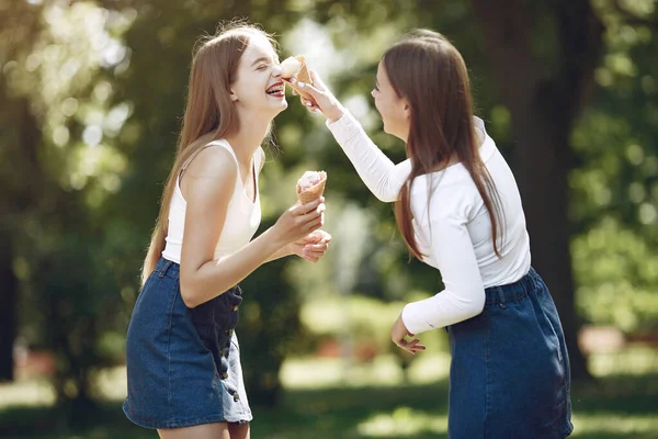 Due ragazze eleganti ed eleganti in un parco primaverile — Foto Stock