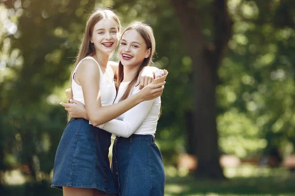 Dos chicas elegantes y elegantes en un parque de primavera — Foto de Stock