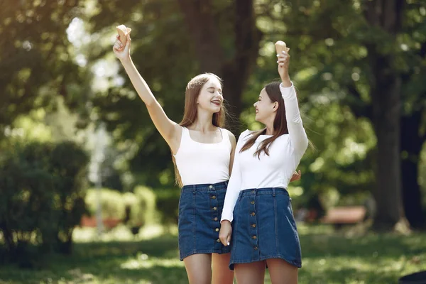 Две элегантные и стильные девушки в весеннем парке — стоковое фото