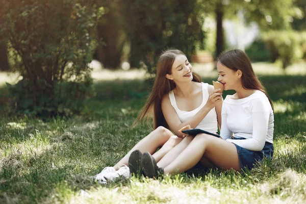 Dos chicas elegantes y elegantes en un parque de primavera —  Fotos de Stock