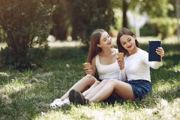 Zwei elegante und stilvolle Mädchen in einem Frühlingspark — Stockfoto