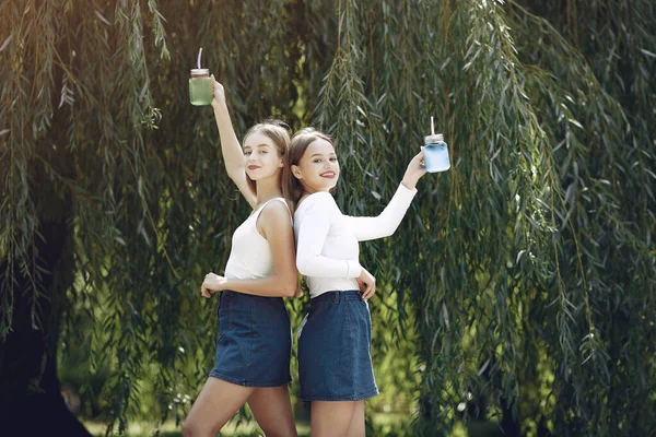 Dwie eleganckie i stylowe dziewczyny w wiosennym parku — Zdjęcie stockowe