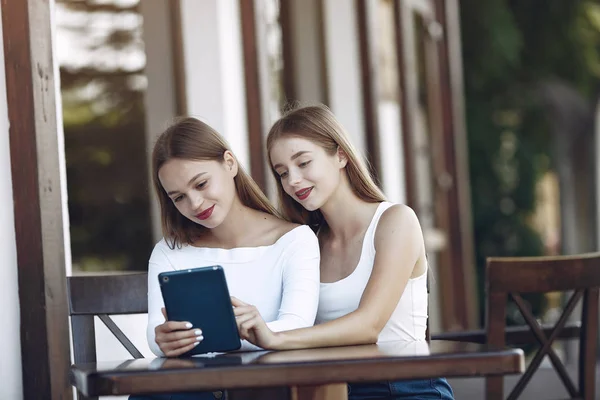Zwei elegante und stilvolle Mädchen in einem Sommercafé — Stockfoto