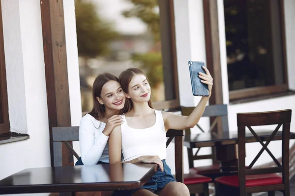 Due ragazze eleganti ed eleganti in un caffè estivo — Foto Stock