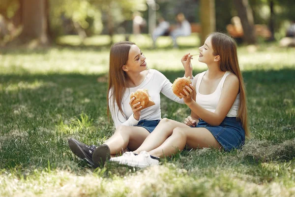 Due ragazze eleganti ed eleganti in un parco primaverile — Foto Stock