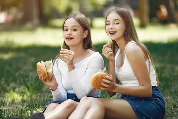 Due ragazze eleganti ed eleganti in un parco primaverile — Foto Stock