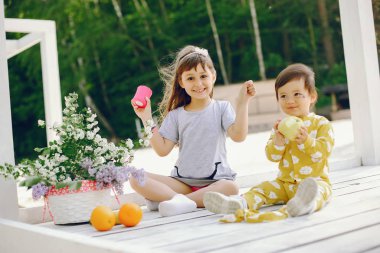 Parktaki kız kardeş