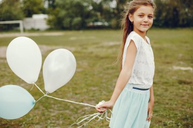 Balonlar ile şirin kız