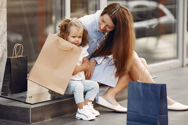 Madre e hija con bolsa de compras en una ciudad — Foto de Stock