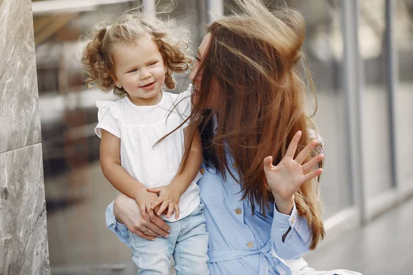 Mãe com filha brincando em uma cidade de verão — Fotografia de Stock