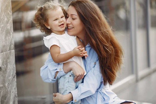 Matka s dcerou hrají v letním městě — Stock fotografie