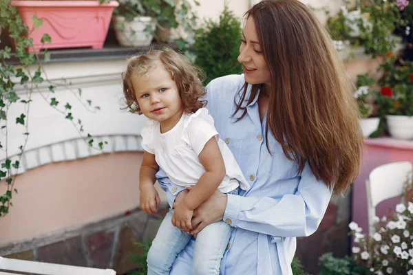 Anne ve kızı bir yaz şehrinde oynuyorlar. — Stok fotoğraf