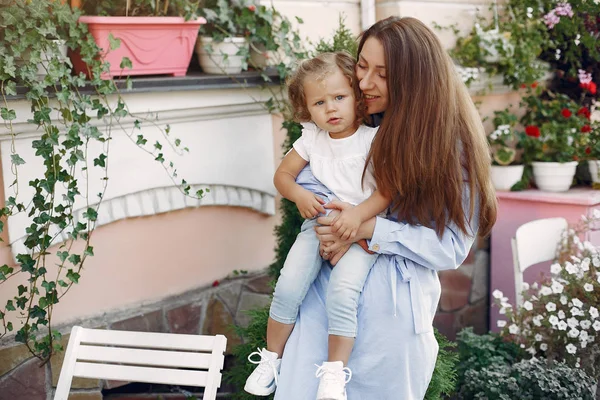 Mutter mit Tochter spielt in Sommerstadt — Stockfoto