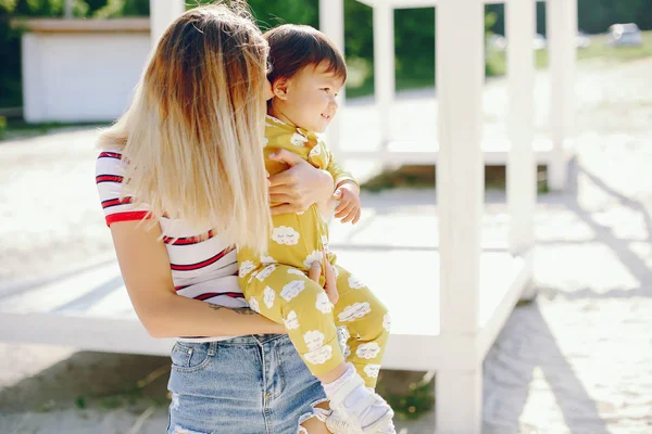 Anne ve kızı bir parkta — Stok fotoğraf