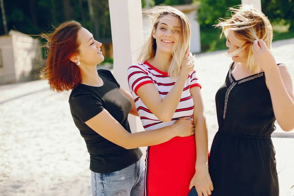Meisjes op een strand — Stockfoto